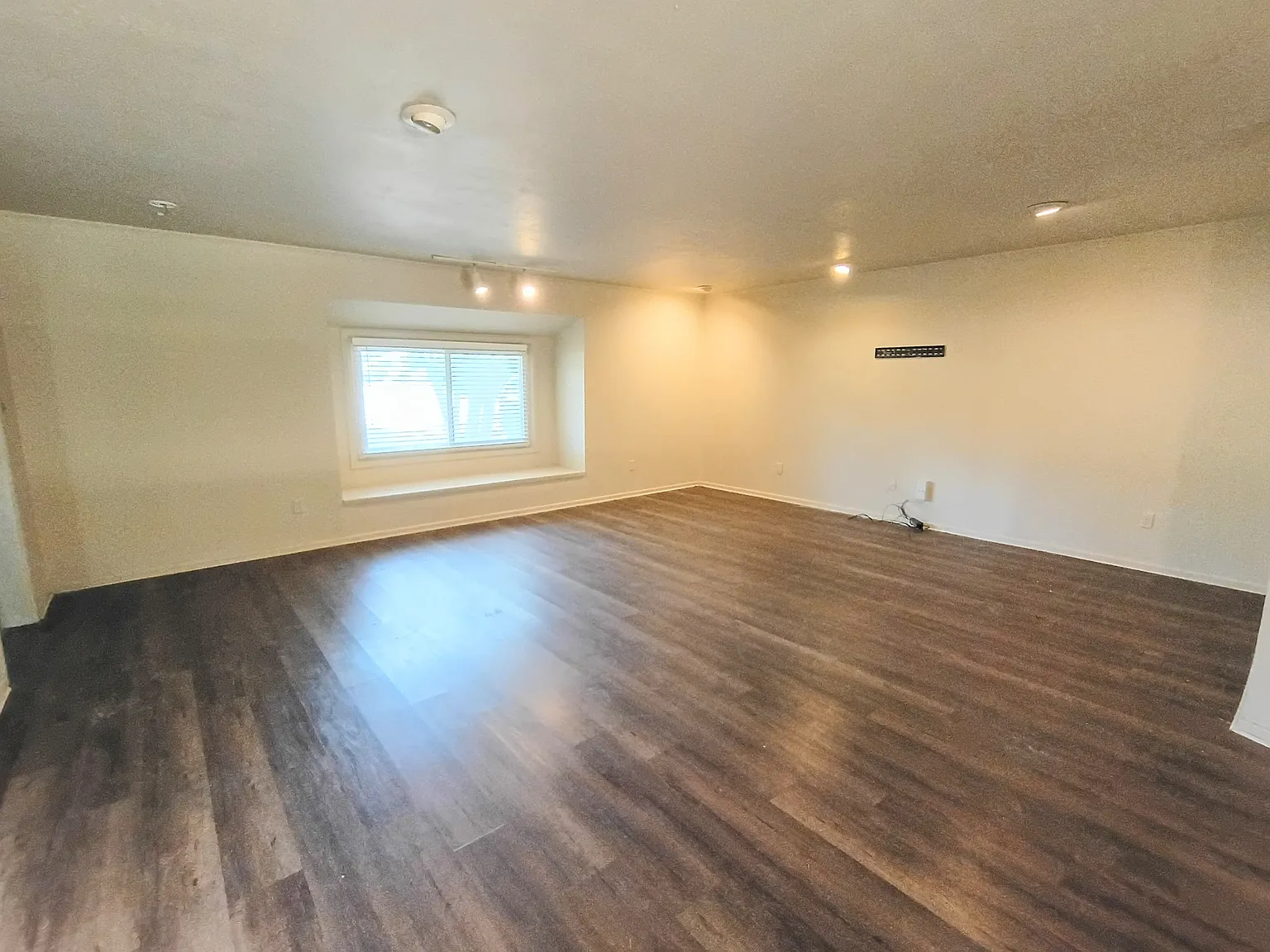 4 bed, 2300 sqft, $2,200 — Photo 3