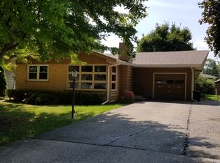 310 Hillside Pl, North Aurora, IL 60542