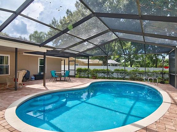 2nd image of 825 Jacaranda Dr