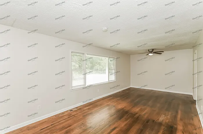 3 bed, 1.0 bath, 1449 sqft, $1,570 — Photo 4