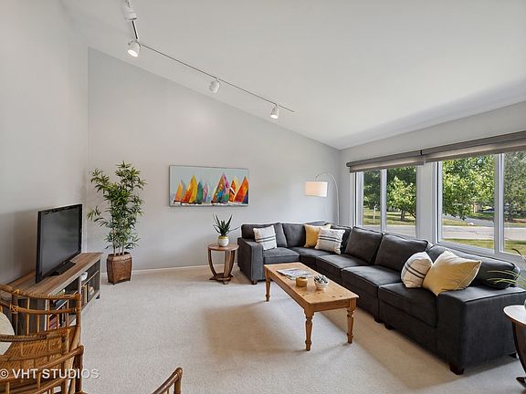 3rd image of 174 Cascade Dr