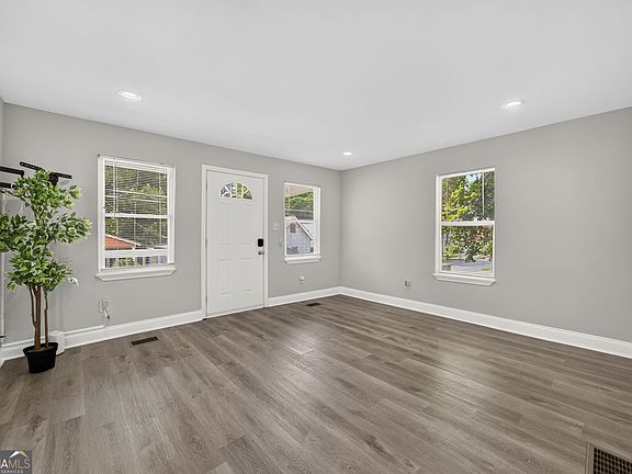5th image of 1048 Garibaldi St SW