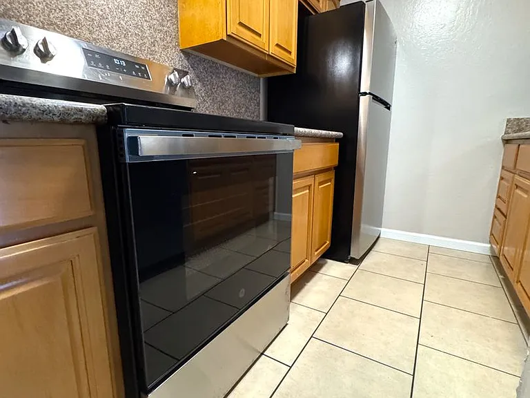 195 E Pacific Ave — Photo 8