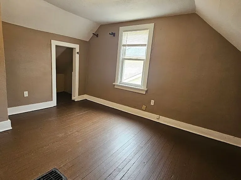 668 Roscoe Ave — Photo 6