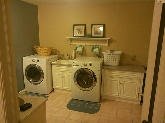 laundry room / 1/2 bath