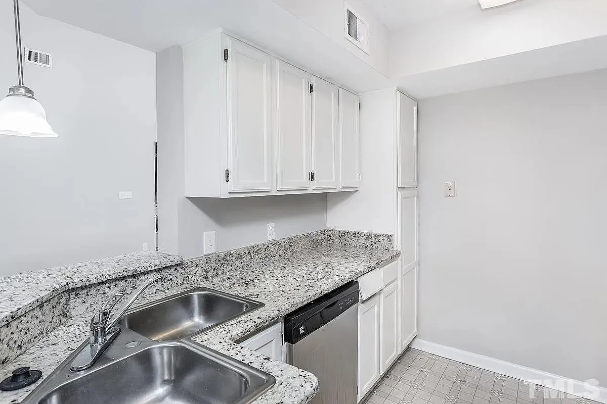 2 bed, 1.5 bath, 1049 sqft, $1,425 — Photo 2