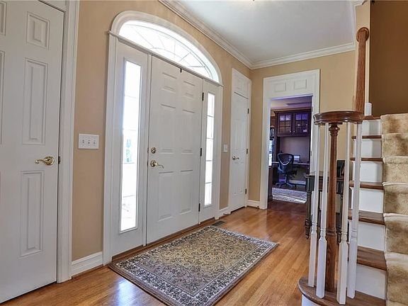 3rd image of 6 Crest Wood Cir