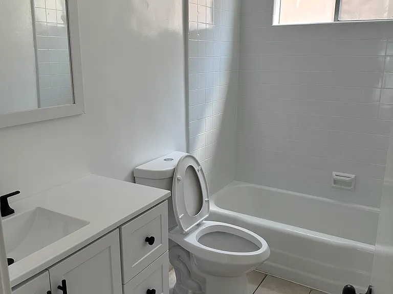 1123 S Sherbourne Dr #102 — Photo 11