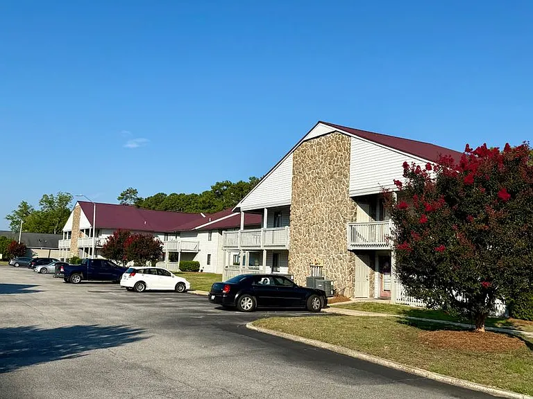 Stonehenge Apartments — Photo 13