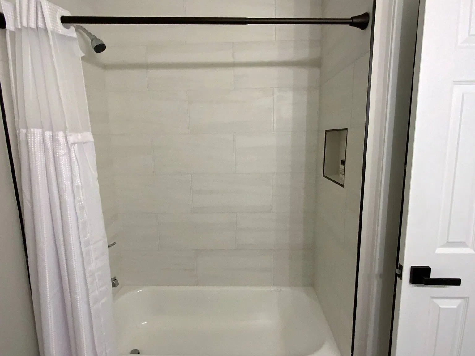 2 bed, 850 sqft, $1,900 — Photo 1