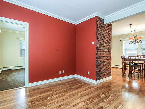 3rd image of 627 Willow St