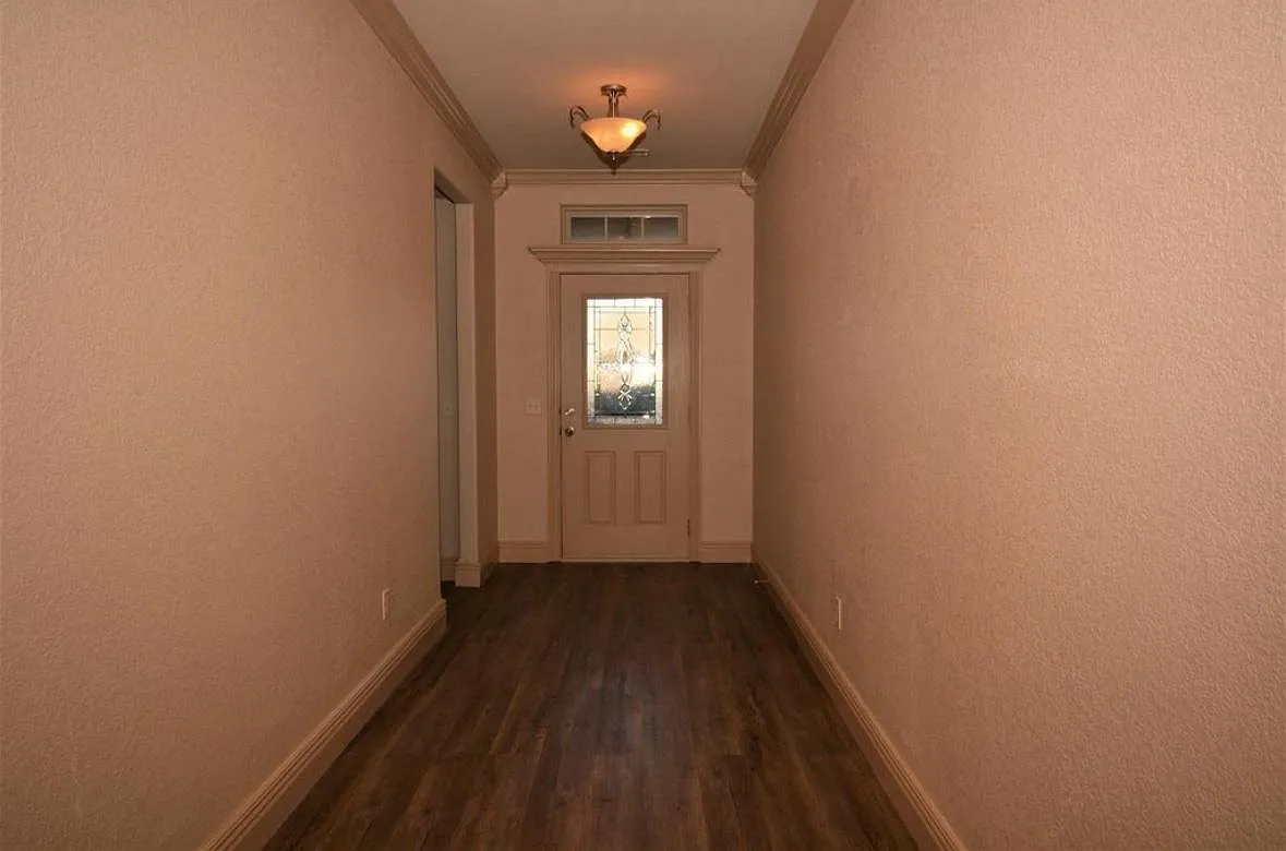 3 bed, 1856 sqft, $2,200 — Photo 2