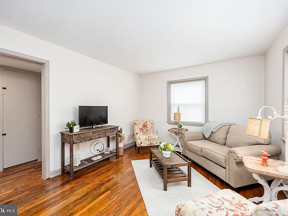 4th image of 110 Carrollton Ave