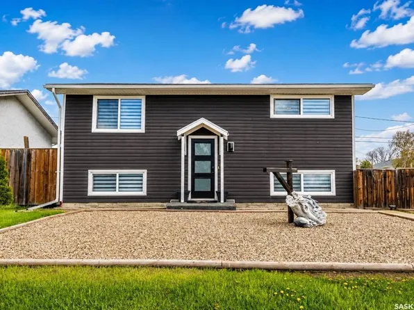 1304 Athabasca STREET W, Moose Jaw, SK S6H 6C1