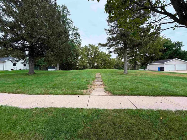 533 N Main St, Fall River, WI 53932