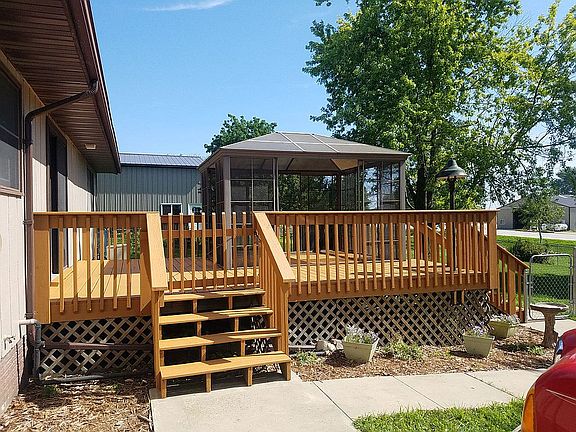 View of 16x20 deck from sout