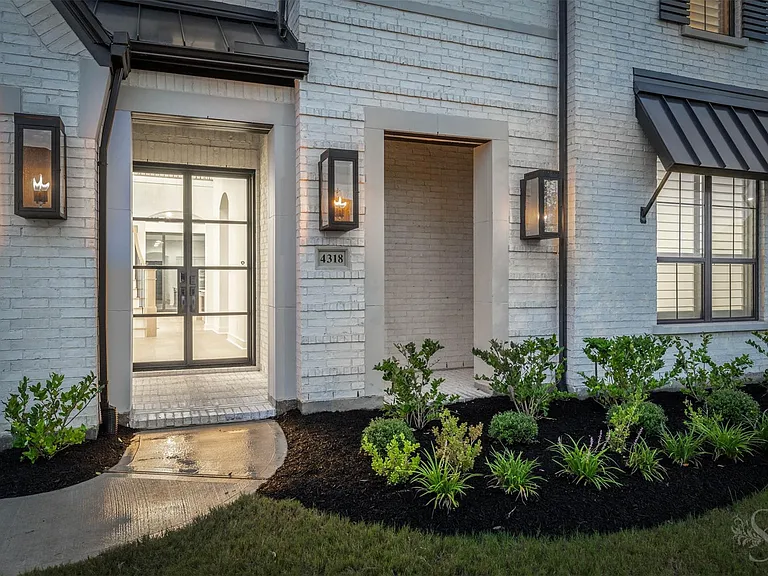 4318 Driftrose Dr — Photo 3