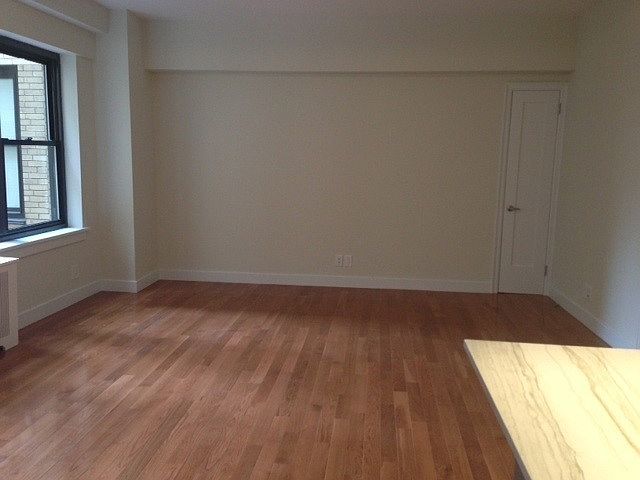 2nd image of 11A E 57th St