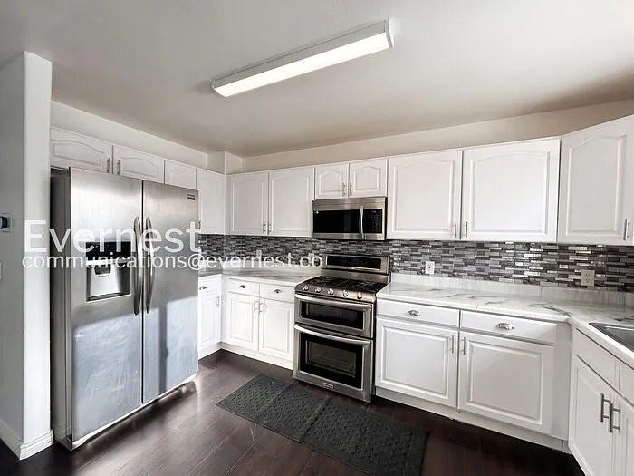 4 bed, 3.5 bath, 2200 sqft, $3,195 — Photo 4