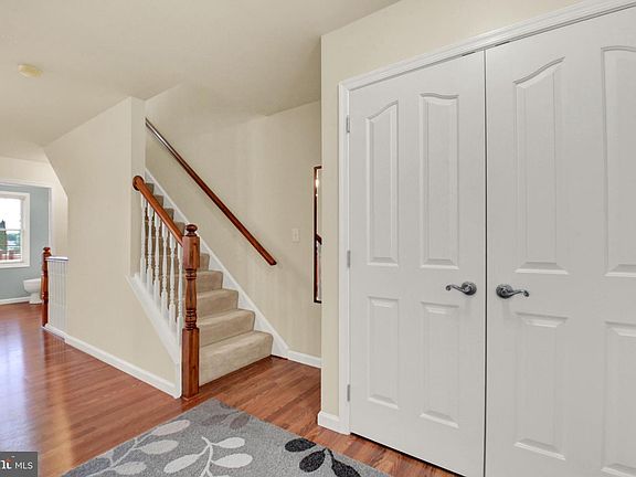 5th image of 925 Woodridge Dr