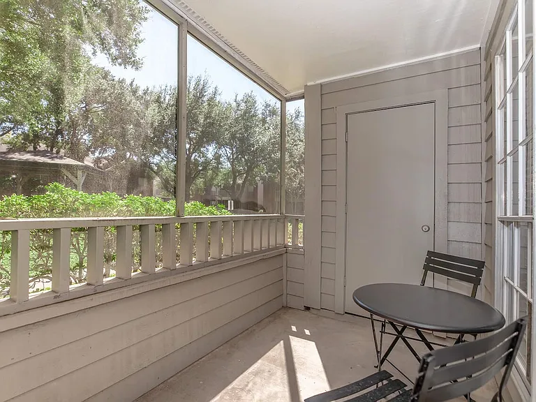 Sawgrass Apartments — Photo 13