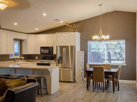 5th image of 484 Raymond Dr