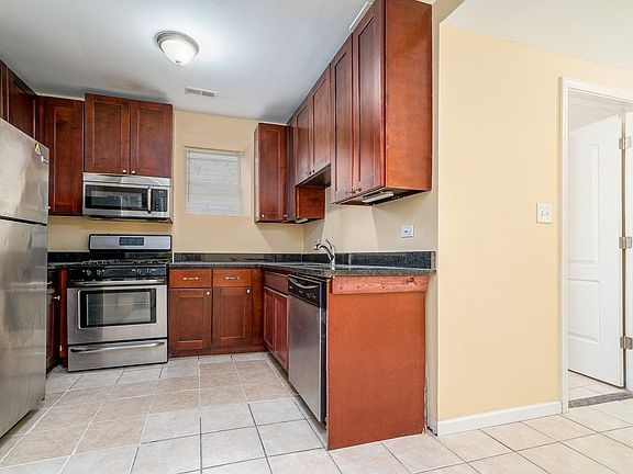 5th image of 875 N Richmond St