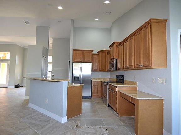 4th image of 22492 Bradford Ave