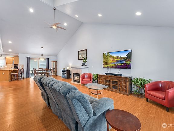 Living Room>