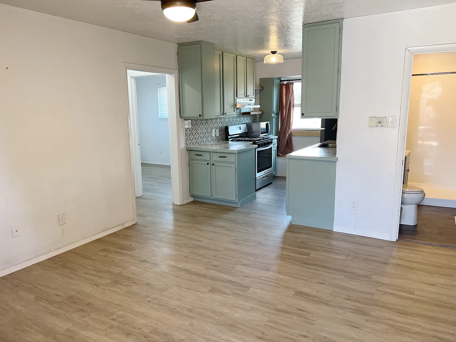 2 bed, 710 sqft, $1,300 — Photo 2