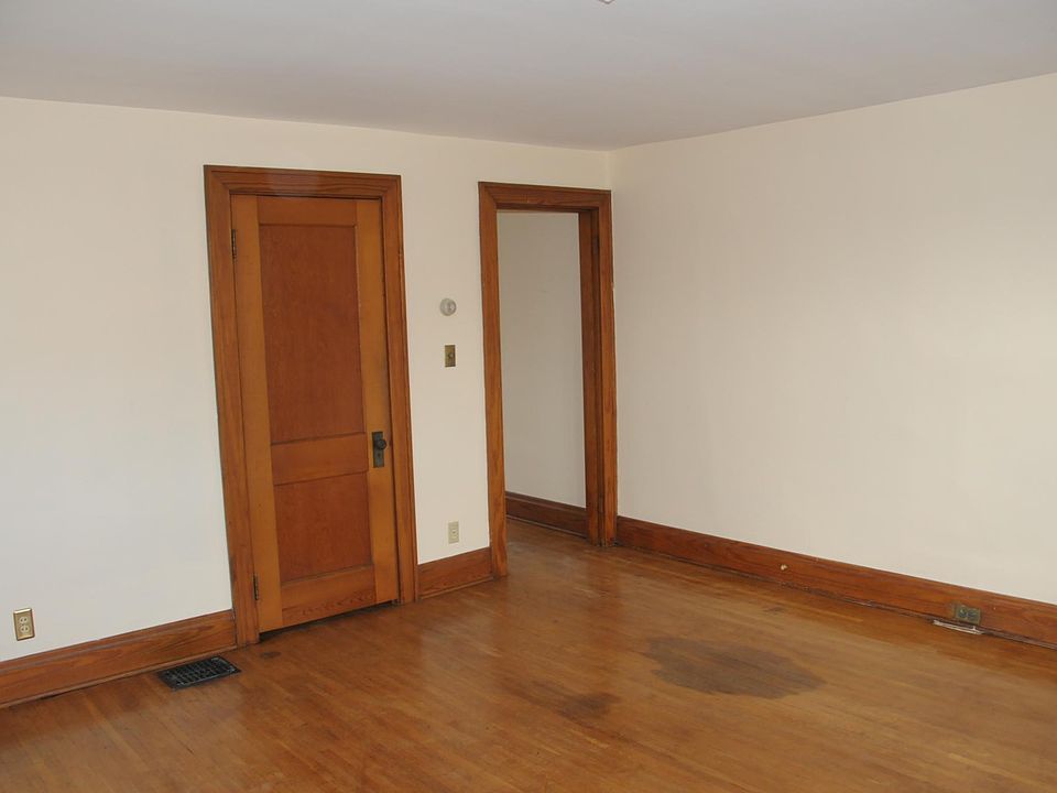 Living room to hallway