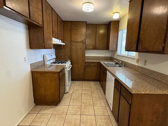 5th image of 15870 La Paz Ct
