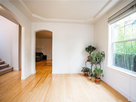 4th image of 814 Eastside St NE