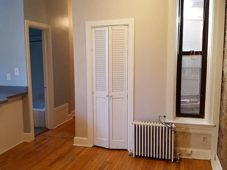 216 W Saint Paul Ave #2R — Photo 4