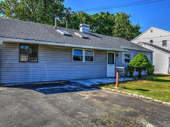 16 Winthrop Rd, Edison, NJ 08817