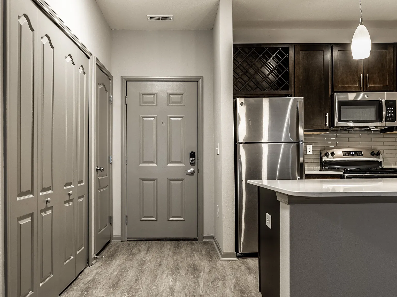 Bella Vista Apartments — Photo 2