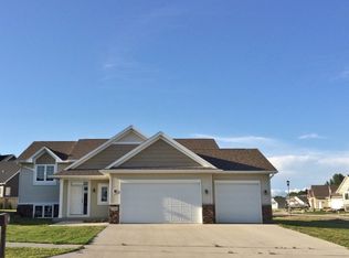 2753 Heritage Dr, Minot, ND 58703