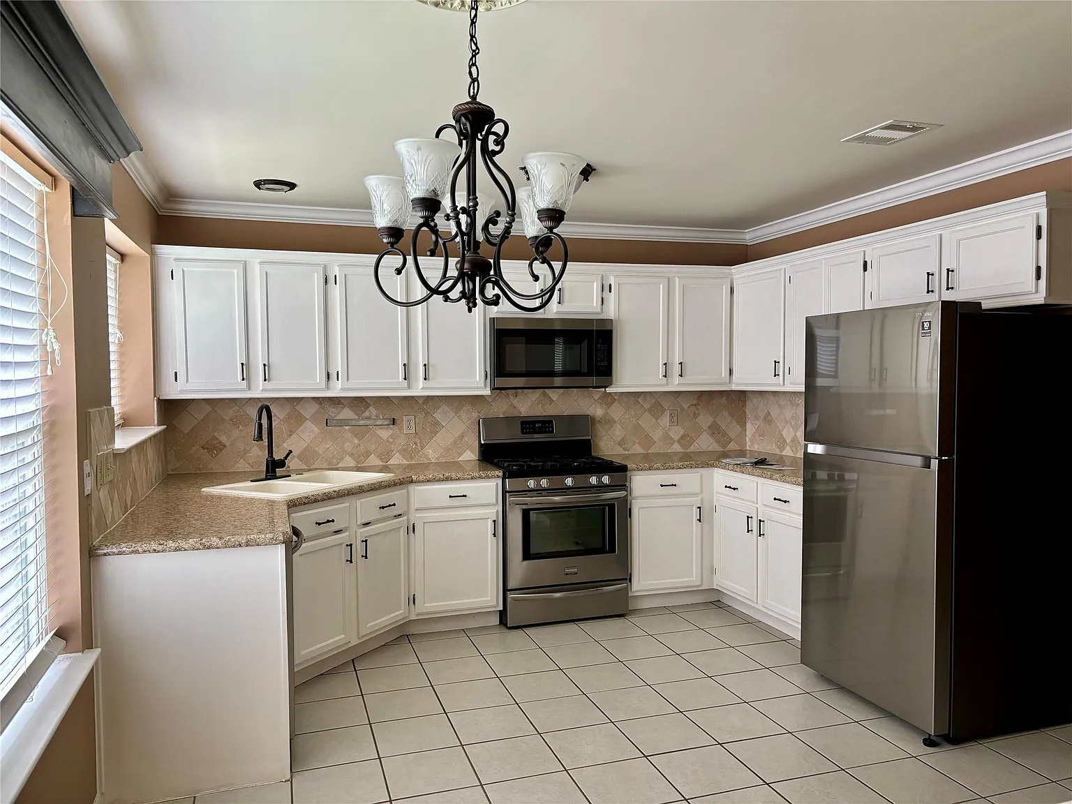 3 bed, 2.0 bath, 1708 sqft, $2,400 — Photo 3