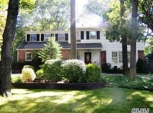 75 McCulloch Dr, Dix Hills, NY 11746