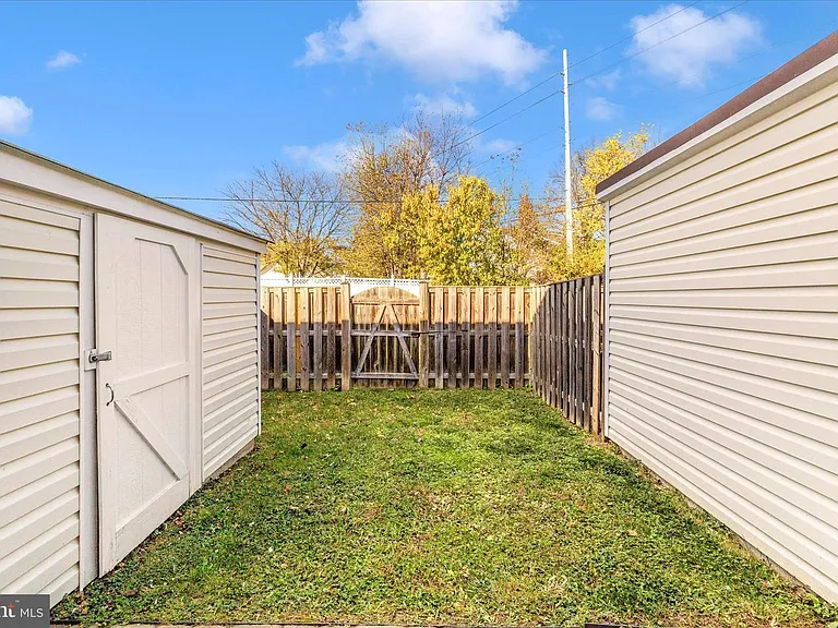 557 Lancaster Pl — Photo 23