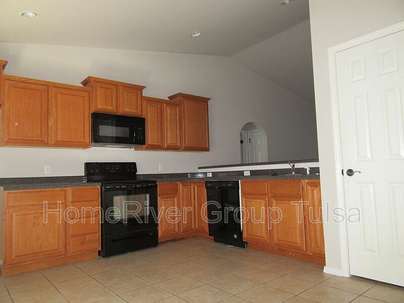 4th image of 8786 S 261 East Ave