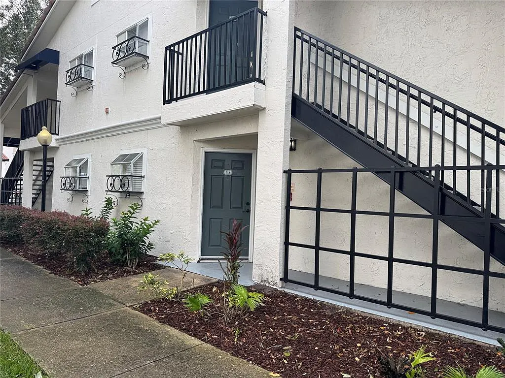 2 bed, 1.5 bath, 919 sqft, $1,600 — Photo 3