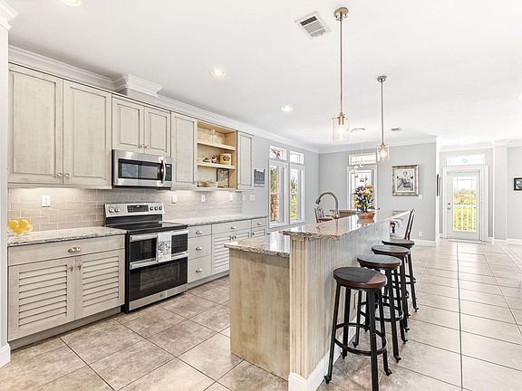 5th image of 231 Alerto St