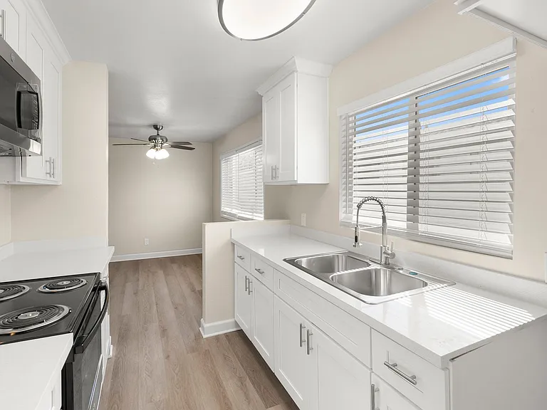 Melrose Manor Apartments - Riverside, CA — Photo 17