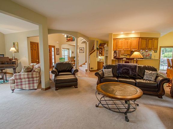 2nd image of 1517 Country Club Ln
