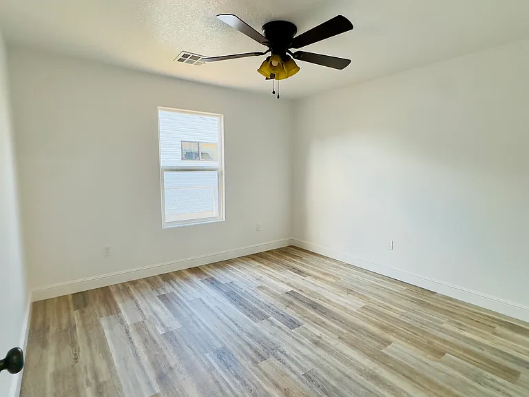 704 N Liberty St — Photo 11