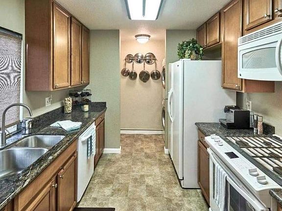 3rd image of 235 Kenbrook Cir