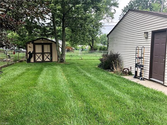 3rd image of 816 Livermore Ln