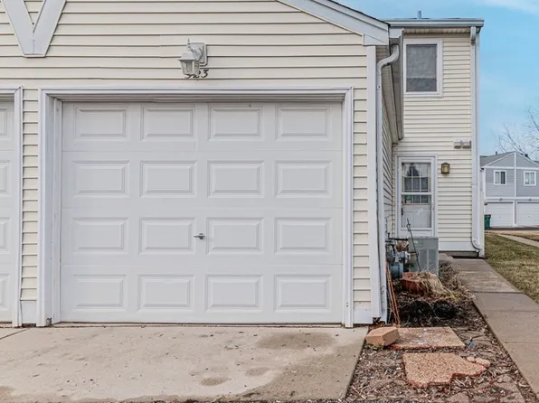 523 Meadow Green Ln, Round Lake Beach, IL 60073