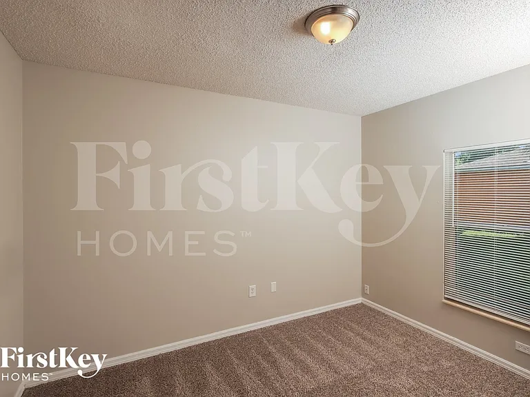 1155 Schumann Dr — Photo 10